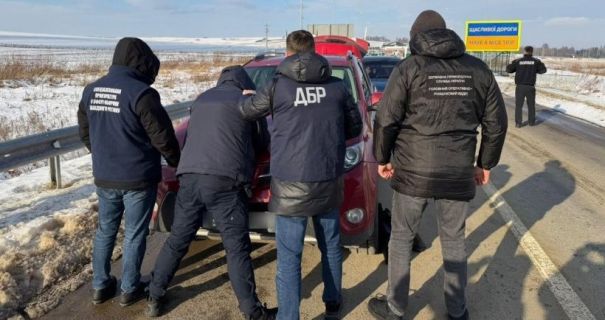 На Львівщині митник налагодив незаконний канал переправлення мігрантів за кордон