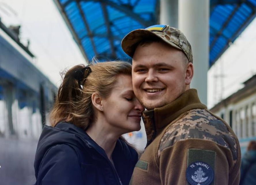 Побачення під паротягом: «Укрзалізниця» запускає найромантичніші поїзди для пар у Львові