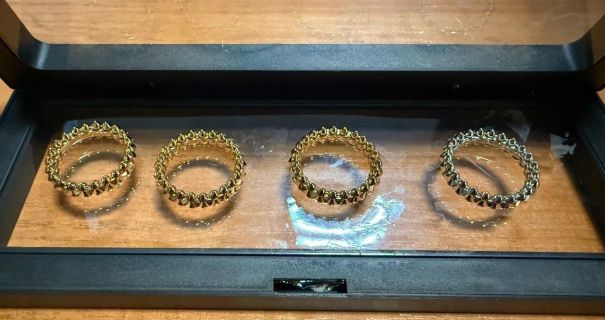 Chanel, Cartier і Hermès у мікроавтобусі: на Львівщині митники вилучили брендові речі на 1,5 млн