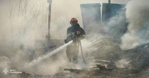 Масштабна пожежа охопила склад на Львівщині: рятувальники борються з вогнем, евакуйовано 20 осіб