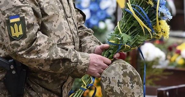 Несподіваний поворот: на Львівщині відбулося символічне поховання солдата, який виявився насправді живим і здоровим.