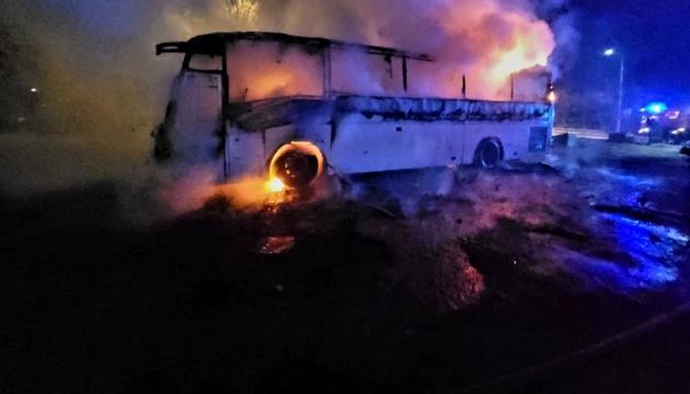 Паніка у Львові: пасажирський автобус охоплений вогнем після потужного вибуху на вулиці Личаківській