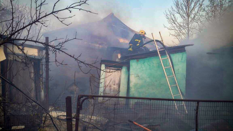 Рятувальники на Дрогобиччині витягли з полум'я 65-річну жінку та трьох телят під час масштабної пожежі