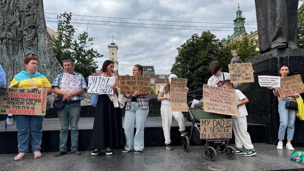 Родичі військових у центрі Львова вимагатимуть чітких термінів служби та прозорих умов для своїх близьких