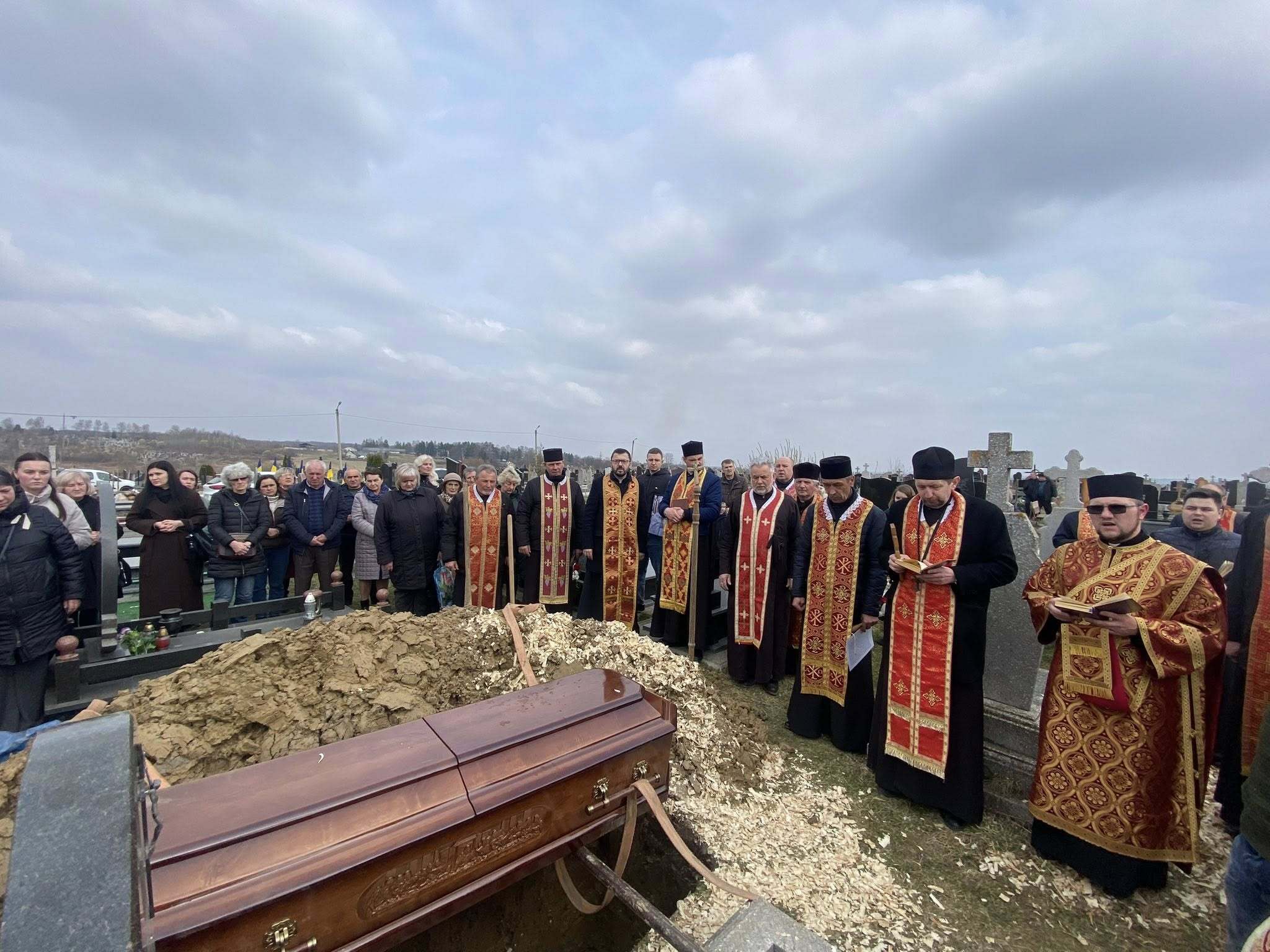 Священослужитель із Львівщини пішов із життя: зворушливі кадри прощання з парафіянами