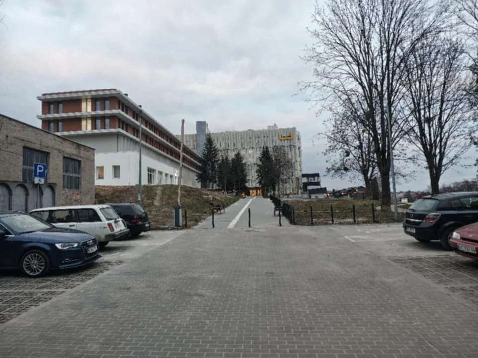 У Львові біля улюбленої лікарні Садового з'явився новий обмежувач руху