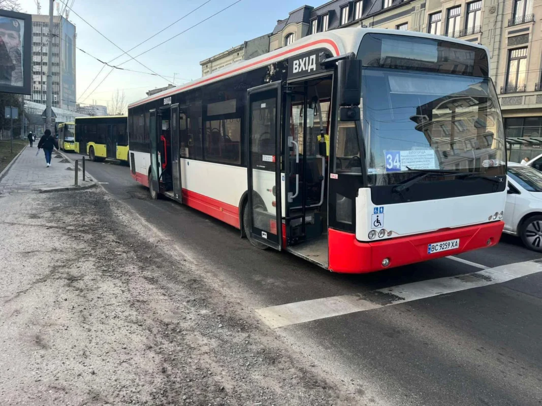 У Львові на улюбленому проспекті Зубача автобус потрапив у небезпечну яму, викликавши затримки та незручності для пасажирів (ФОТО)