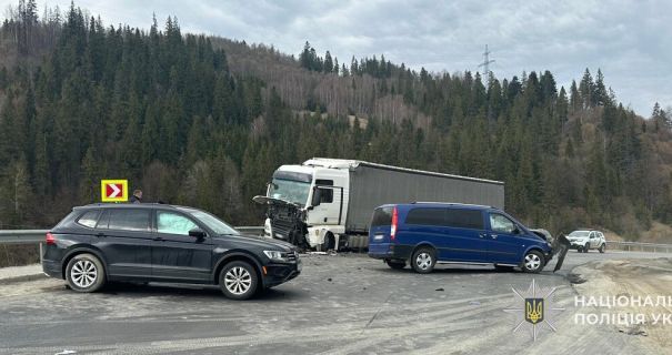Зіткнення вантажівки та двох легковиків на Львівщині: двоє постраждалих госпіталізовані внаслідок серйозної дорожньо-транспортної пригоди.