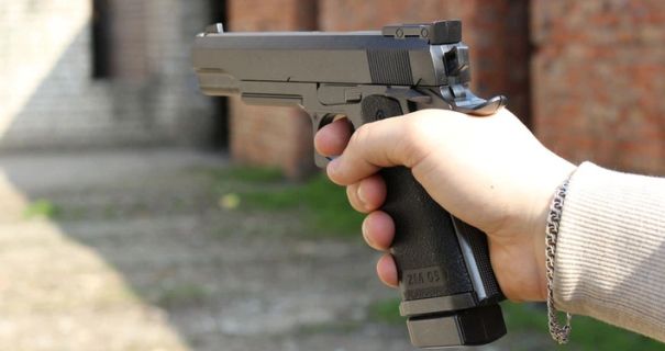 "На Львівщині 15-річний підліток тероризував 10-річну дівчинку іграшковим пістолетом".