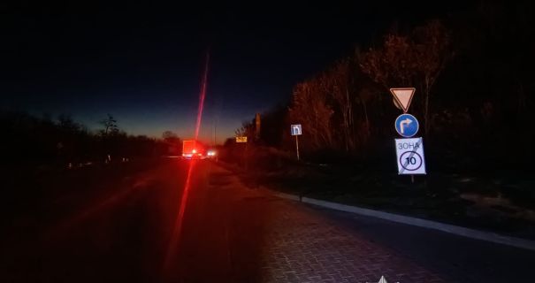 "Нічна ДТП на Львівщині: мотоцикліст та його пасажир постраждали, доставлені до лікарні на невідкладне лікування".