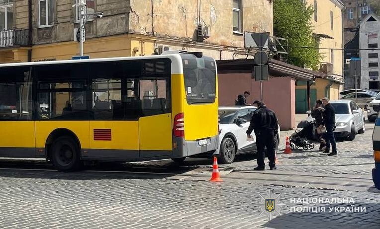 У Львові водійка збила неповнолітню пішохода та врізалася в маршрутку: тривожні фото з місця аварії