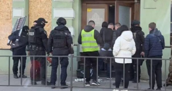 У Львові затримали керівницю та продавця наркокрамниці U420, підозрюваних у незаконному обігу наркотичних речовин
