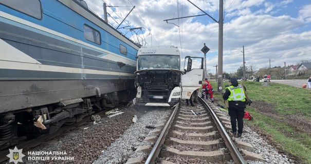 Водій вантажівки тікає після зіткнення з пасажирським потягом на Львівщині: постраждалих евакуйовано