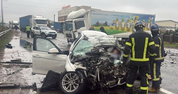 "Жахлива аварія на Львівщині: легковик на великій швидкості врізався у вантажівку, іномарка вщент зруйнована у страшному зіткненні".