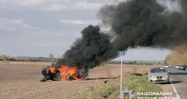 Жахлива автокатастрофа на Львівщині: Audi вилетів з дороги, перекинувся і спалахнув у полум'ї