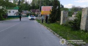 “Малюк із Львівщини отримав серйозні травми в результаті падіння з електросамоката: 10-річний хлопчик доставлений до лікарні”.