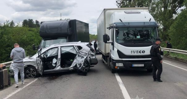 Масштабна аварія на Львівщині: на трасі зіткнулися п'ять автомобілів, є постраждалі