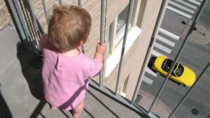 Матір притягнута до відповідальності за недогляд за дитиною: покинула 5-річну доньку на подруг та поїхала до Львова
