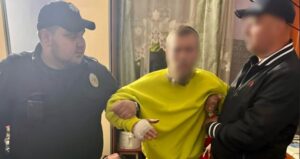 Моторошне насильство у Львівській області: чоловік жорстоко побив знайомого, записуючи все на відео