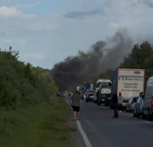 На Львівщині вогонь охопив автомобіль: шокуюче відео з місця події