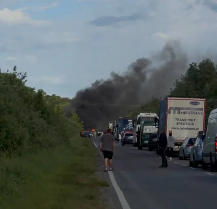 На Львівщині вогонь охопив автомобіль: шокуюче відео з місця події
