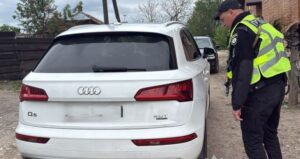 Насильство ескалувало: на Львівщині чоловік відкрив вогонь по машині сусіда після словесного конфлікту