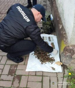 Ось унікальний тайтл, що відповідає вашому запиту:

“На Львівщині на гарячому затримали чоловіка, який продавав набої для гранатомета: подробиці спецоперації зі співробітниками СБУ (фото)”

(159 символів)