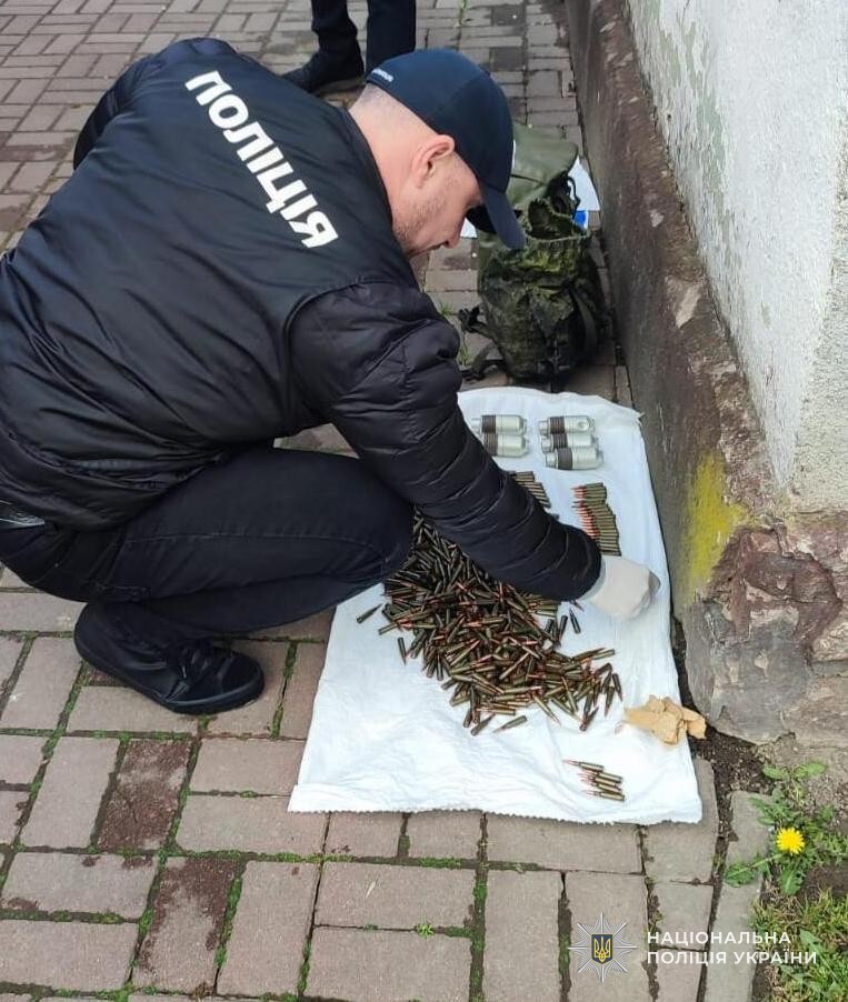 Ось унікальний тайтл, що відповідає вашому запиту:

"На Львівщині на гарячому затримали чоловіка, який продавав набої для гранатомета: подробиці спецоперації зі співробітниками СБУ (фото)"

(159 символів)
