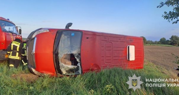 Смертельна аварія у Львівській області: мікроавтобус зіткнувся з перешкодою та злетів у кювет, загинула одна людина.