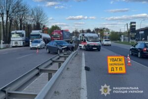 “Трагічна ДТП поблизу Львова: автомобіль розбився, є загиблі. Жахливі фото з місця події шокують очевидців”.