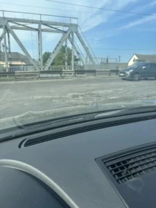 У Львові на вʼїзді на міст утворилося небезпечне провалля, викликавши занепокоєння місцевих жителів (ФОТО)