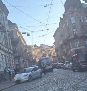 “У Львові трамвай зіткнувся з автомобілем: постраждалих доставлено до лікарні, рух громадського транспорту тимчасово призупинено”.