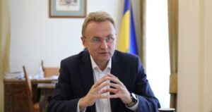 У центрі Львова чоловік облив Садового невідомою рідиною: мер відреагував негайно, закликавши до спокою та співпраці з правоохоронцями