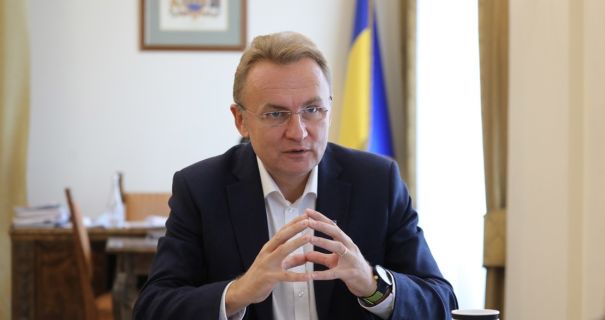 У центрі Львова чоловік облив Садового невідомою рідиною: мер відреагував негайно, закликавши до спокою та співпраці з правоохоронцями