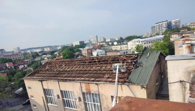 Стихія вдарила по Львову: жахливі наслідки негоди заполонили вулиці міста