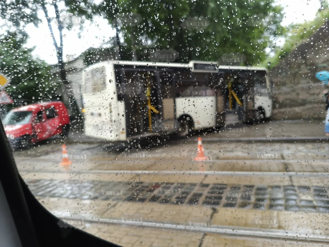 У Львові маршрутка врізалась у бетонну стіну, спричинивши серйозну аварію (ФОТО, ВІДЕО)