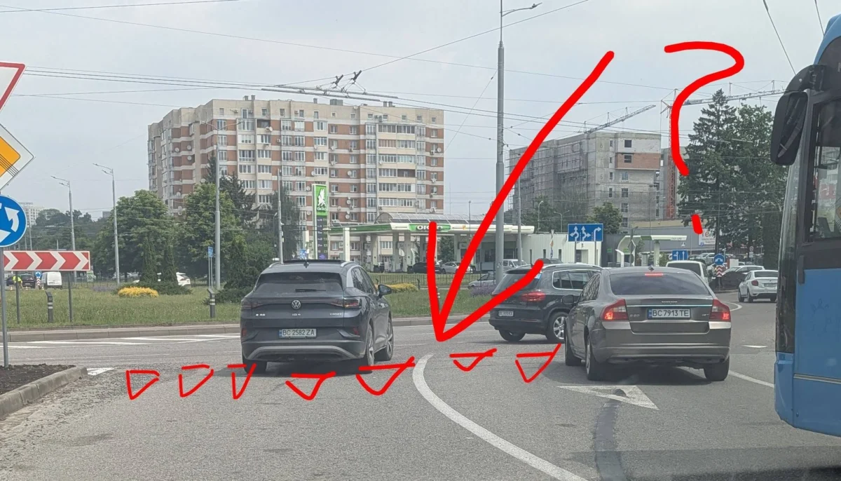 У Львові на кільці Герца вибірково нанесли дорожню розмітку - фарбу нанесли лише на окремих ділянках (ФОТО)