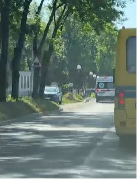 У Львові швидкодопомога потрапила у пригоду на залізничному переїзді: відео напруженого інциденту