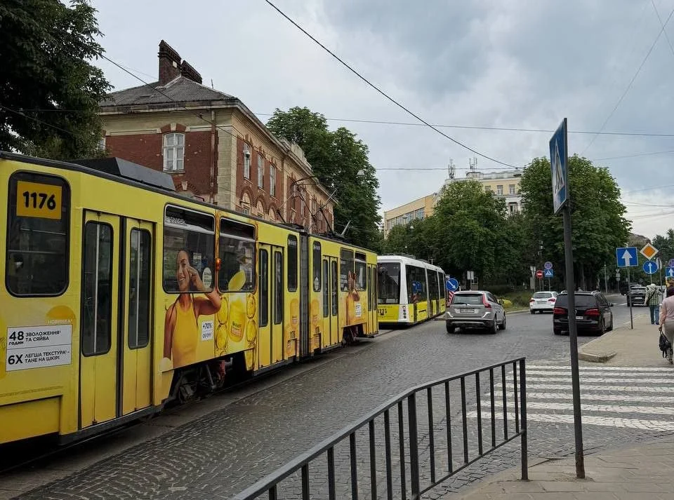 У Львові відбувся яскравий парад раритетних трамваїв, що зібрав десятки шанувальників міського транспорту (ФОТО)