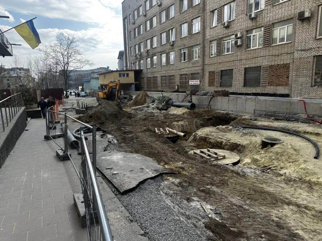 Львівські ремонти Садового позбавили жителів доступу до будинку: ексклюзивне відео обуреної громади