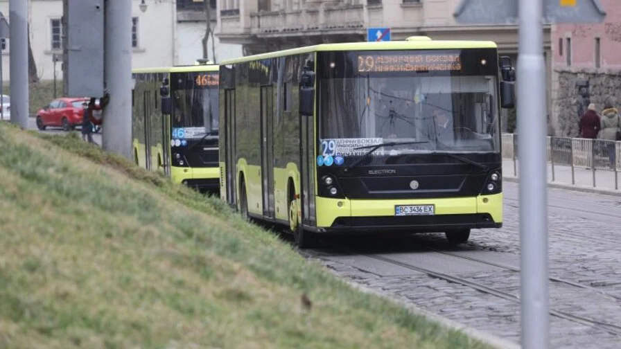 Львівські школярі підкорюють міські маршрутки: відео екстремальної їзди в центрі міста