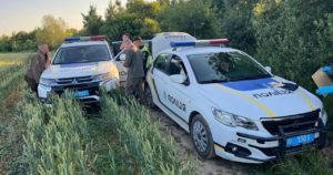 На Дрогобиччині затримали двох нетверезих браконьєрів, які незаконно вполювали вагітну дику свиню