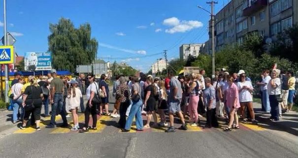 Смердючий конфлікт: жителі Львівщини блокують дорогу до кордону через зловісні випари спиртзаводу