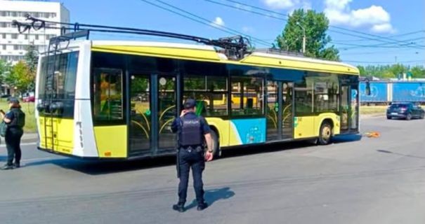 У Львові на дорозі виявили гранату: пасажирів тролейбуса евакуювали