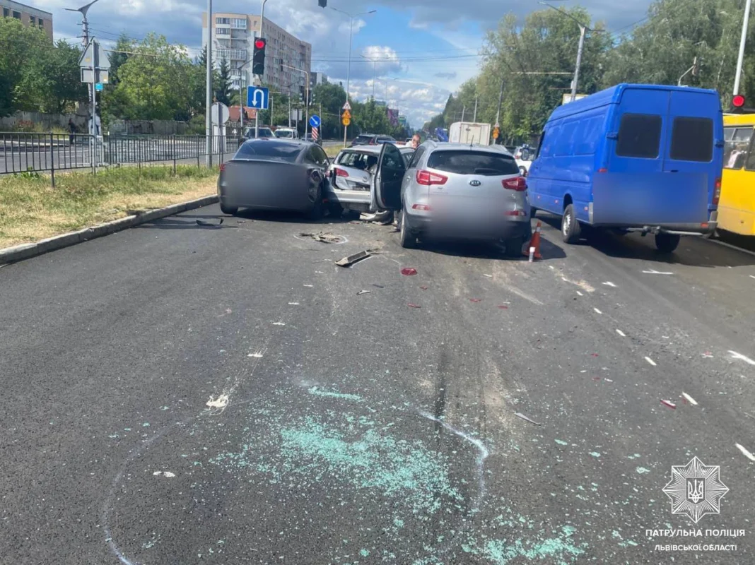 У Львові на вулиці Стрийській сталася ДТП за участю 34-річного водія автомобіля Kia Sportage.
