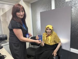 “Вікова рекордсменка: 99-річна українка вперше отримала закордонний паспорт, щоб здійснити мрію та відвідати онуків у Нідерландах”.