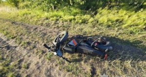 “13-річний підліток потрапив у ДТП на Львівщині: за кермом двоколісного транспортного засобу перевозив 11-річну пасажирку”.