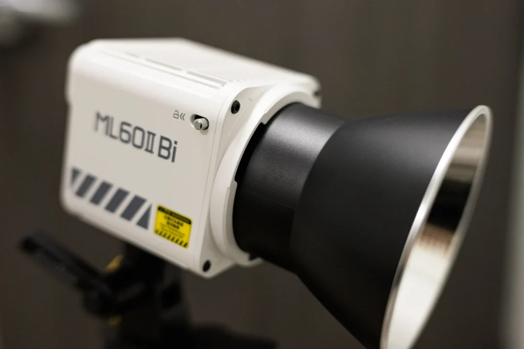 Моноблок Godox ML60II Bi зі встановленим штатним компактним рефлектором байонета Godox Mount на стійці