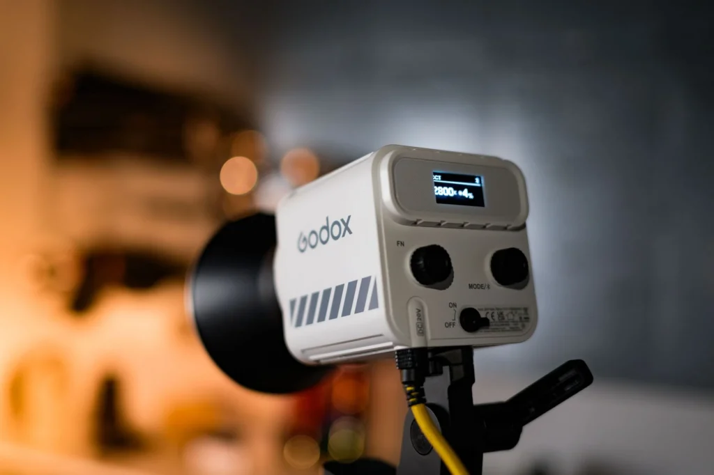 Задня панель моноблока Godox ML60II Bi на стійці з увімкненим екраном CCT 2800K, роз'ємом DC 20V та селекторами