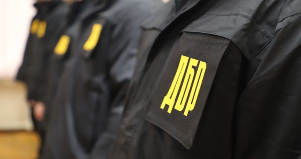 ДБР затримало оперуповноваженого СБУ у Львові за спробу отримання $2 тисячі хабаря